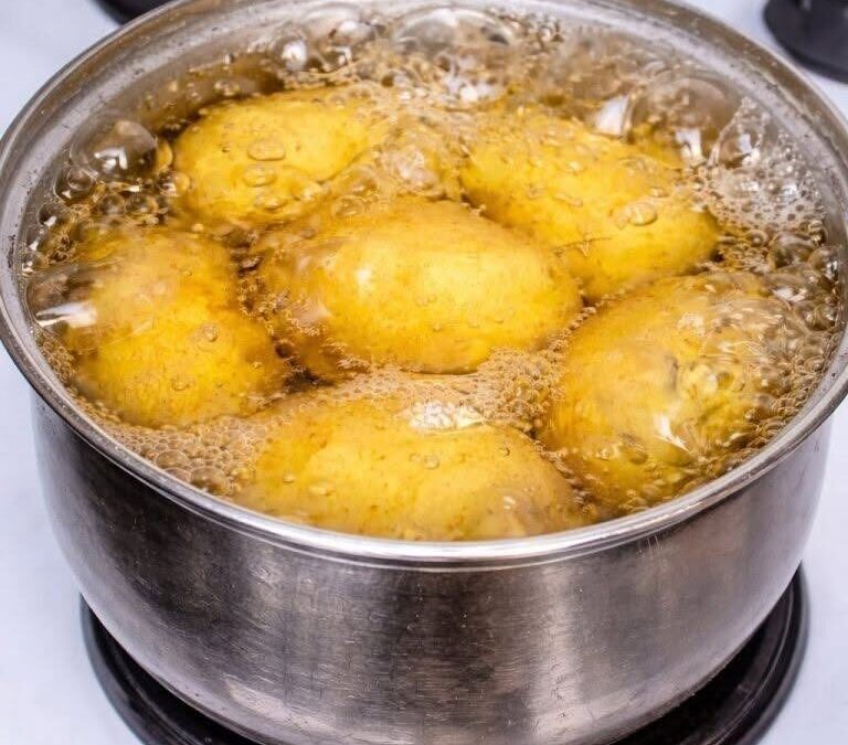 När du kokar potatis, tillsätt detta i vattnet istället för salt – potatisen blir godare än någonsin!